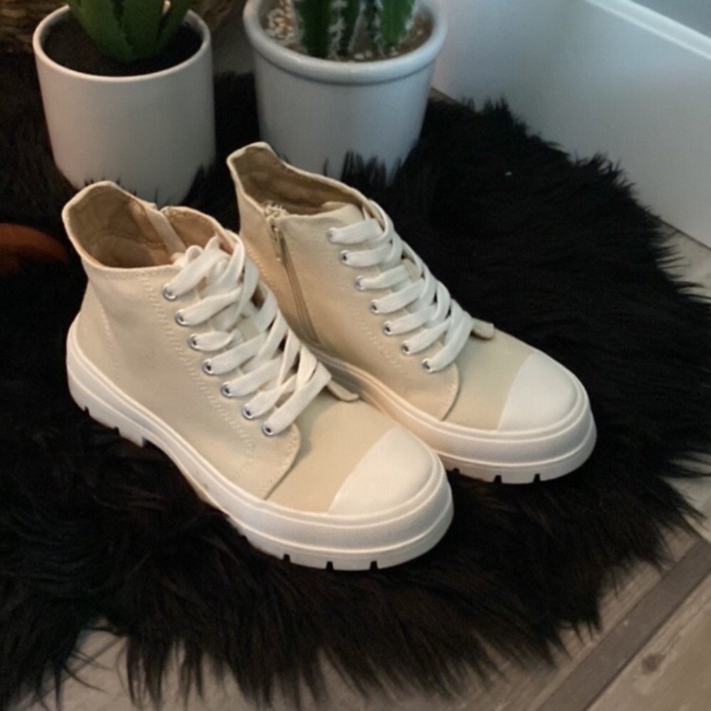 Soda, tennis shoes. Size 7